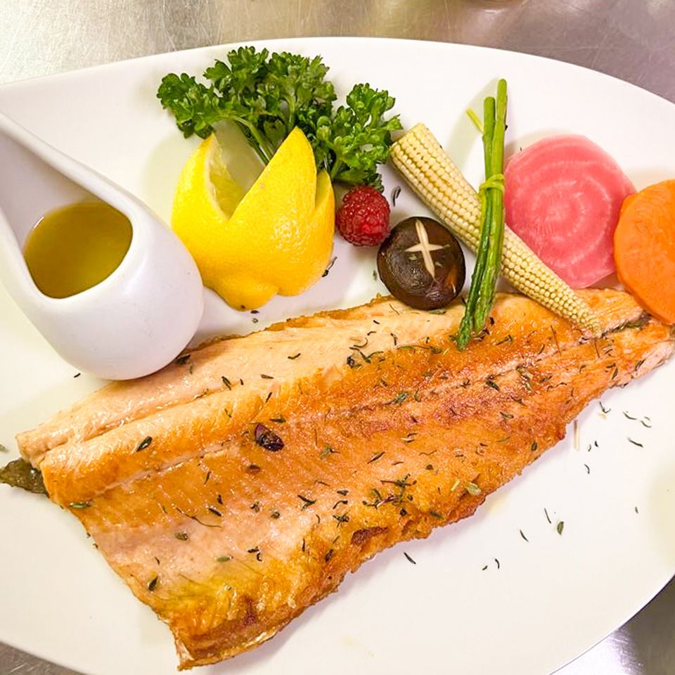 Il filetto di trota salmonata di Lillaz aromatizzato alla piastra. Ristorante Lou Tchappe a Lillaz, frazione di Cogne
