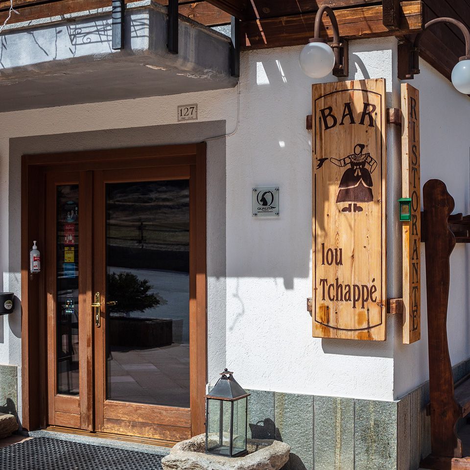 Ingresso del Ristorante Lou Tchappe a Lillaz, frazione di Cogne