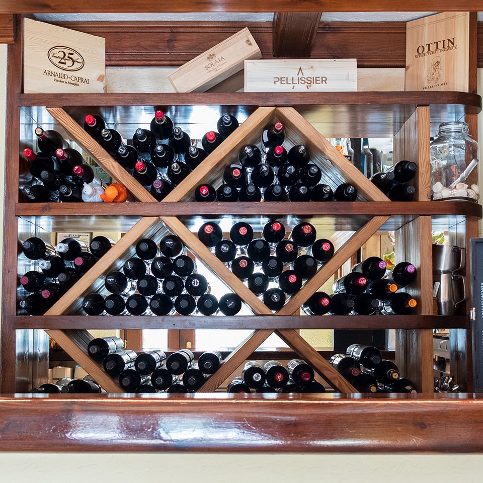 Bottiglie di vino del Ristorante Lou Tchappe a Lillaz, frazione di Cogne