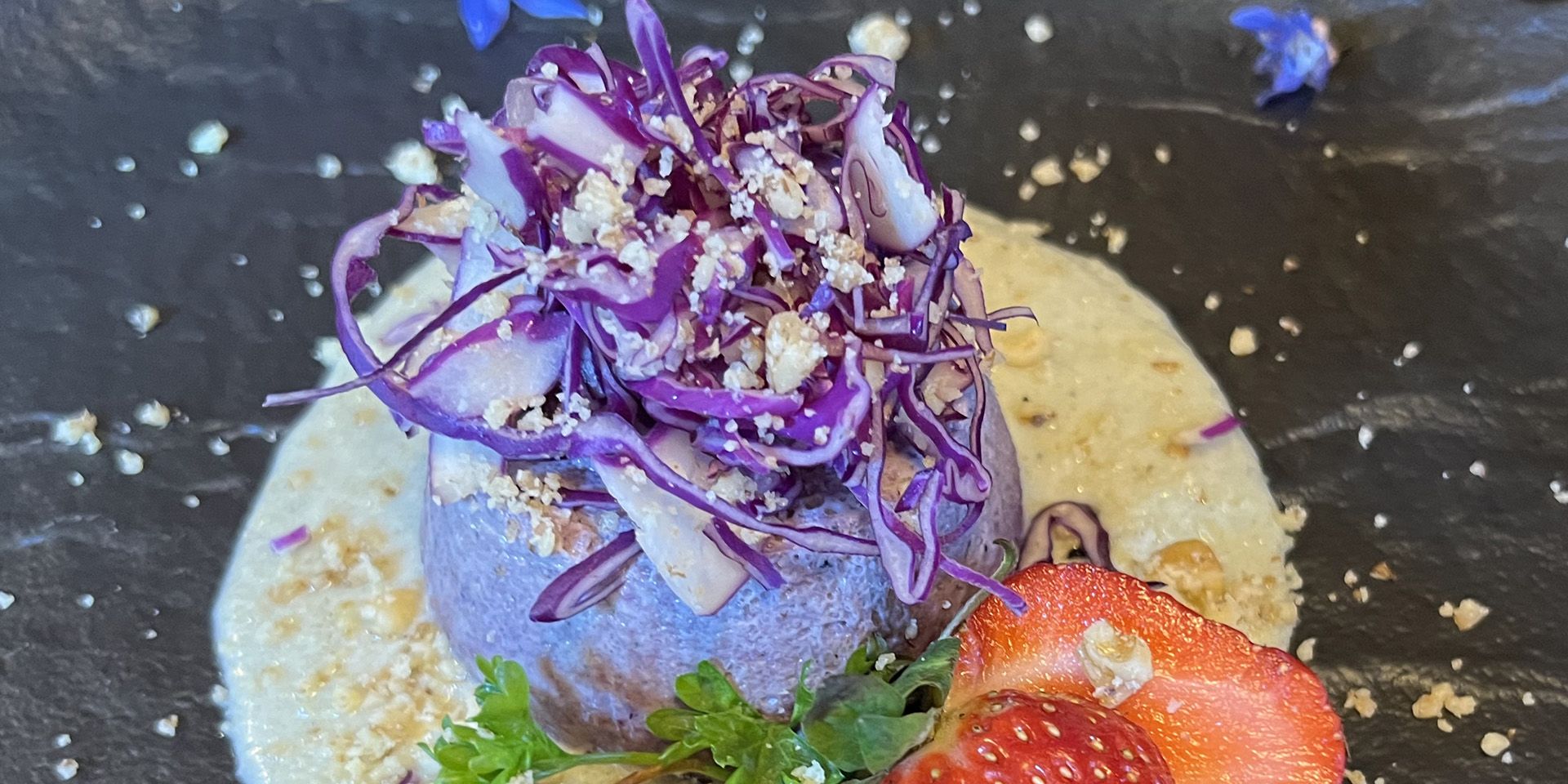 Maialino da latte al pino mugo. Ristorante Lou Tchappe a Lillaz, frazione di Cogne