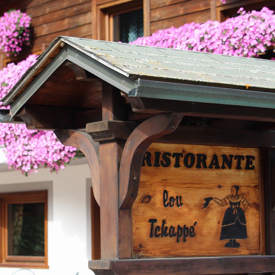 Insegna del Ristorante Lou Tchappe a Lillaz, frazione di Cogne