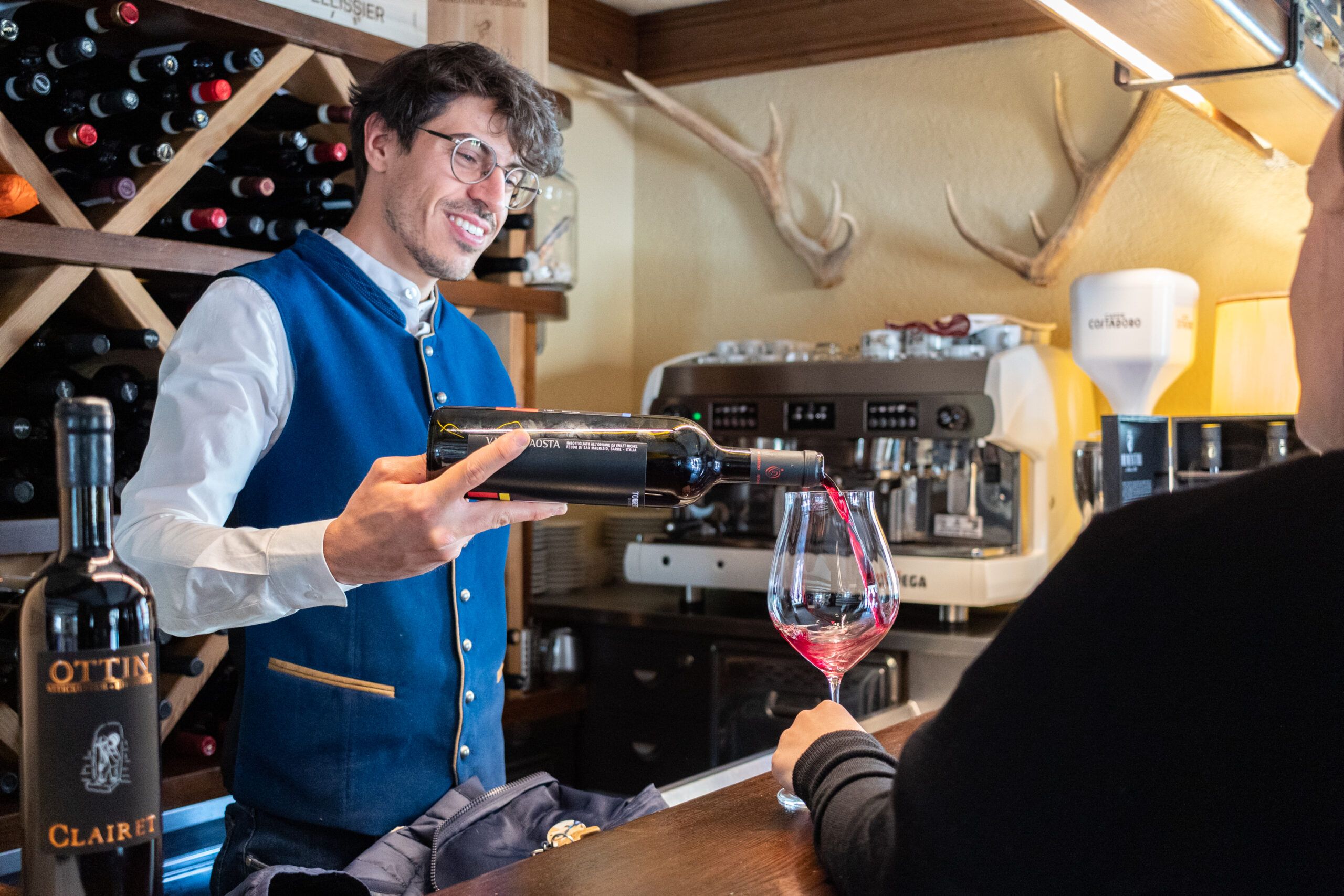 Servizio al Ristorante Lou Tchappe a Lillaz, frazione di Cogne