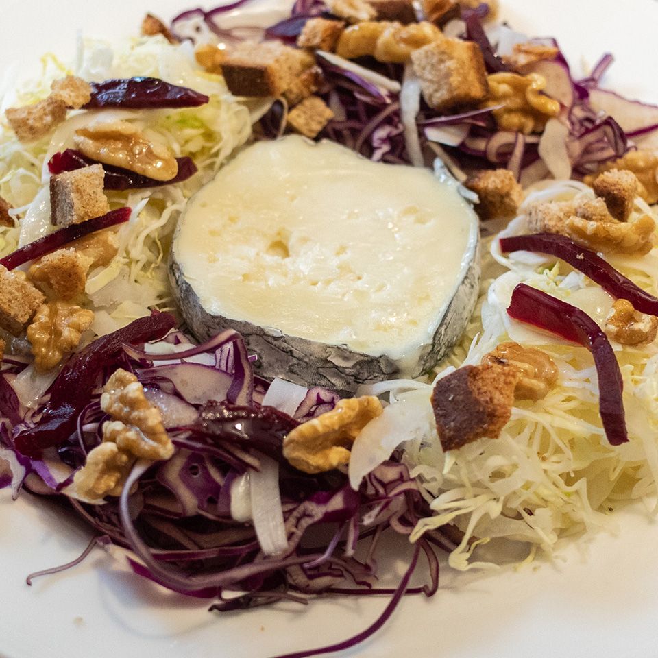 Insalatina Lou Tchappe. Ristorante Lou Tchappe a Lillaz, frazione di Cogne